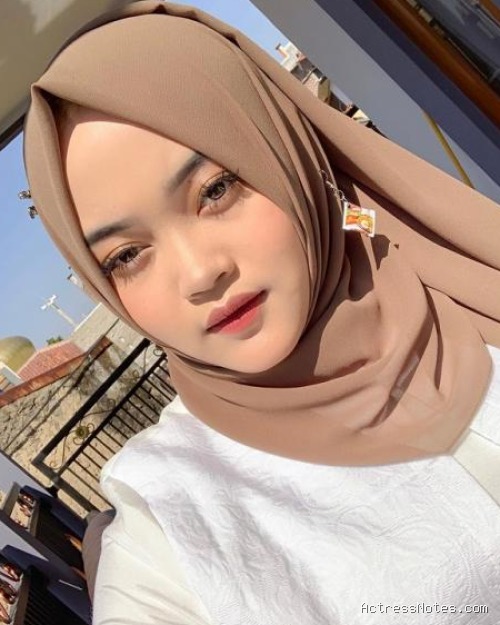 Biodata Putri Delina: Agama, Keluarga, Pacar, Fakta dan Karir