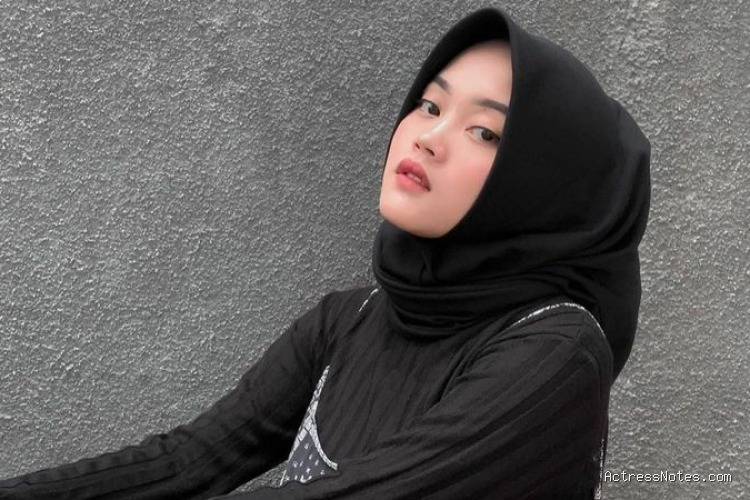 Biodata Putri Delina: Agama, Keluarga, Pacar, Fakta dan Karir Biodata Putri Delina: Agama, Keluarga, Pacar, Fakta dan Karir