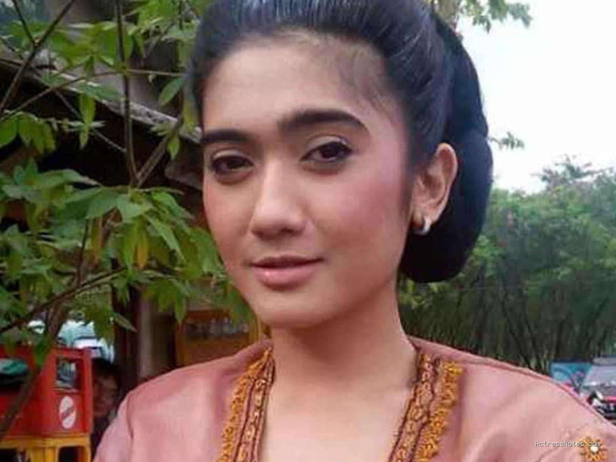 Biodata Revi Mariska: Agama, Keluarga, Pacar, Fakta dan Karir