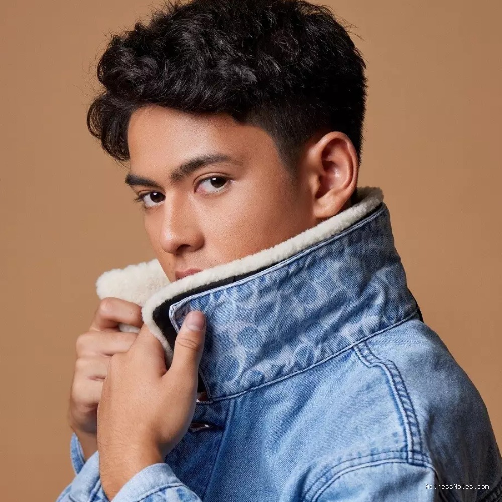 Biodata Rey Bong: Agama, Keluarga, Pacar, Fakta dan Karir