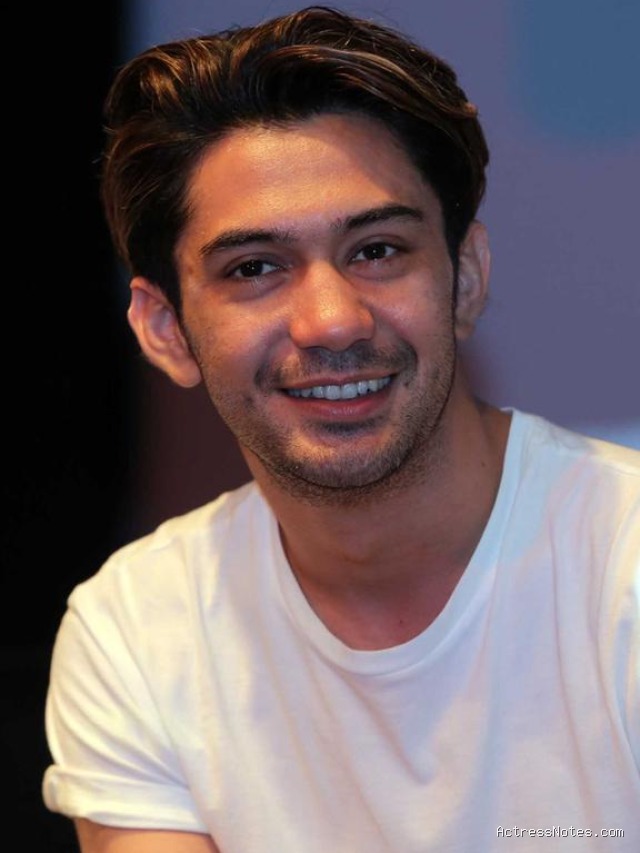 Biodata Reza Rahadian: Agama, Keluarga, Pacar, Fakta dan Karir