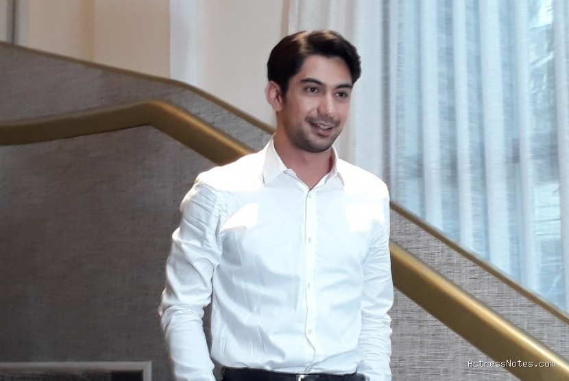 Biodata Reza Rahadian: Agama, Keluarga, Pacar, Fakta dan Karir