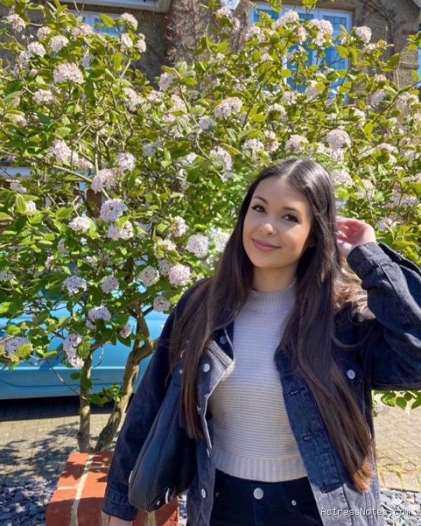Biodata Ria Andrews: Agama, Keluarga, Pacar, Fakta dan Karir