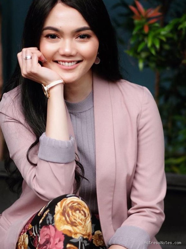 Biodata Rina Nose: Agama, Keluarga, Pacar, Fakta dan Karir