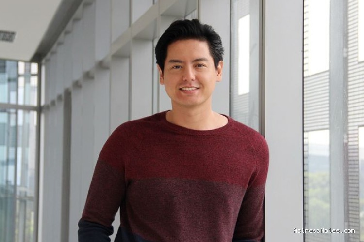 Roger Danuarta: Agama, Keluarga, Pacar, Fakta & Karir Lengkap