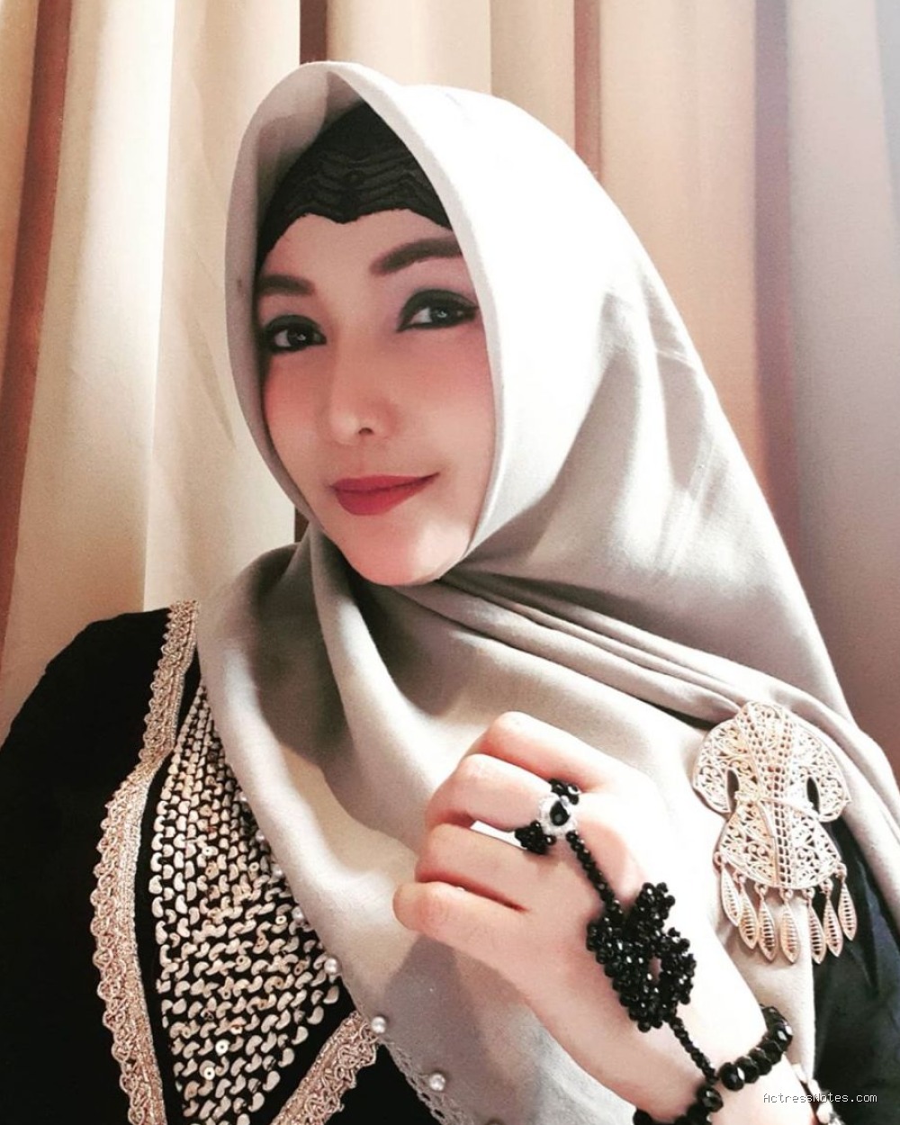 Roro Fitria Biodata: Agama, Keluarga, Pacar, Fakta & Karir