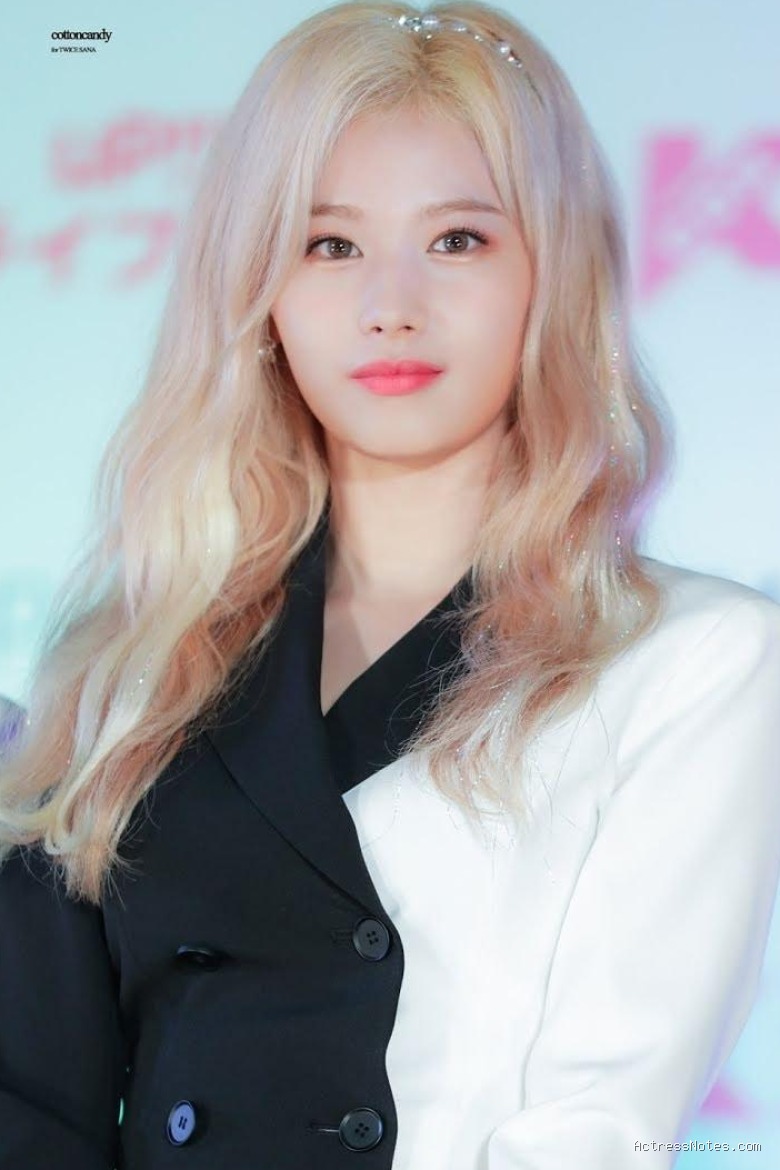 Biodata Sana Twice: Agama, Keluarga, Pacar, Fakta dan Karir