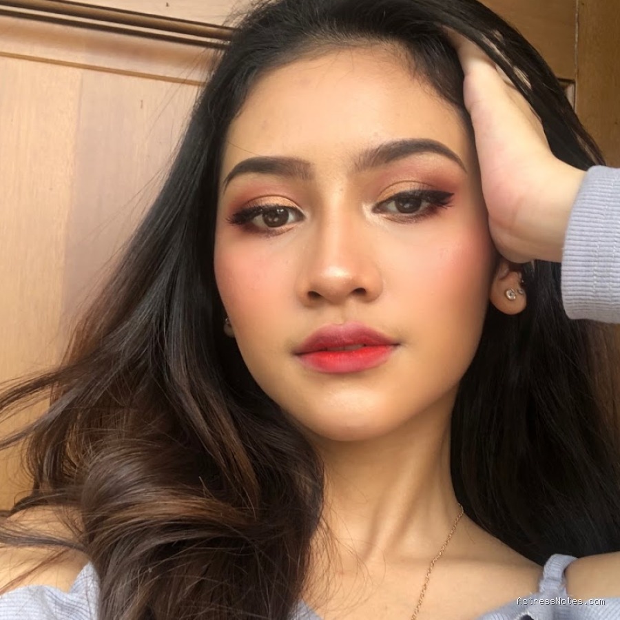 Biodata Sarah Tuff: Agama, Keluarga, Pacar, Fakta dan Karir