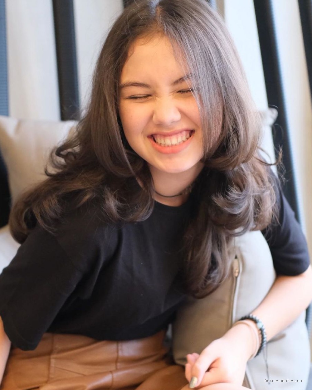 Saskia Chadwick: Agama, Pacar, Fakta & Karir Lengkap