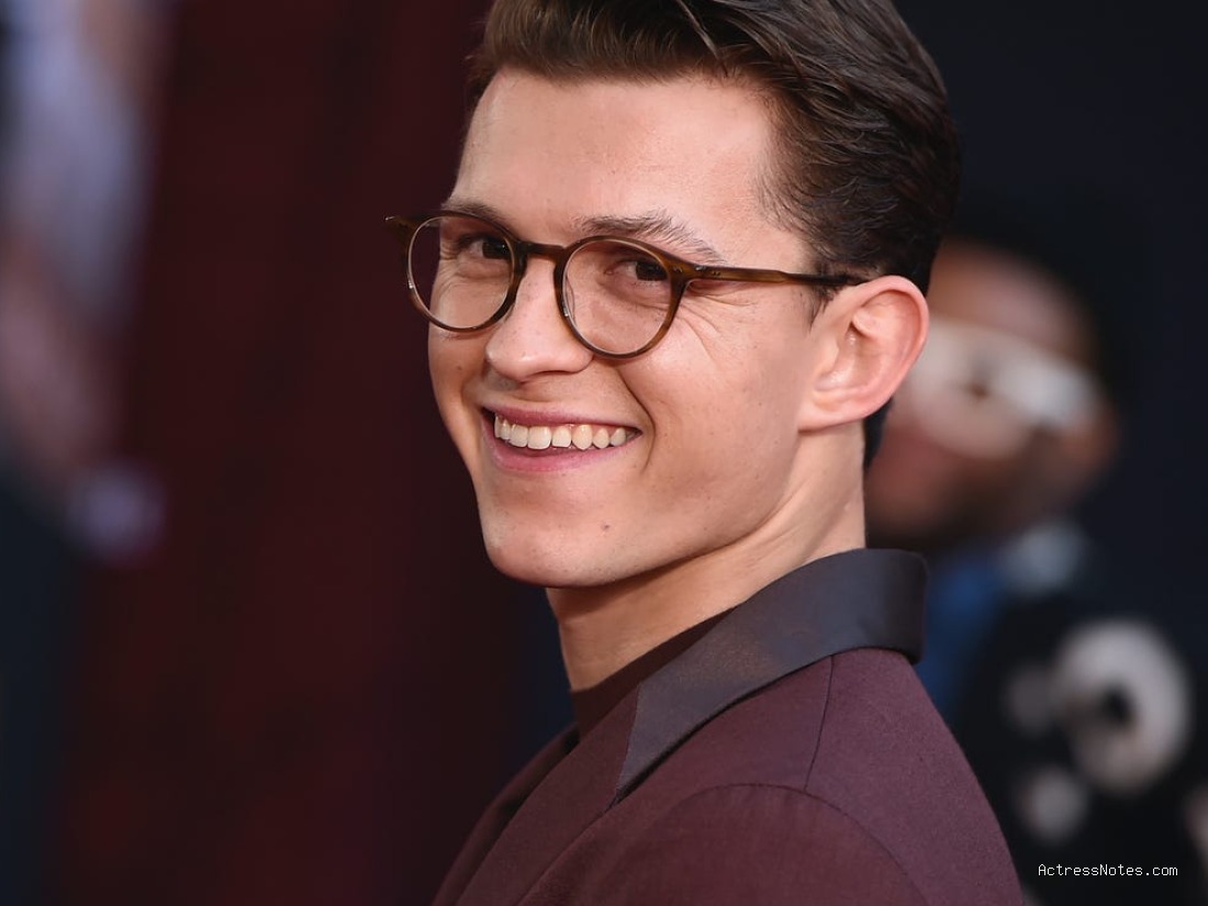 Biodata Tom Holland: Agama, Keluarga, Pacar, Fakta dan Karir