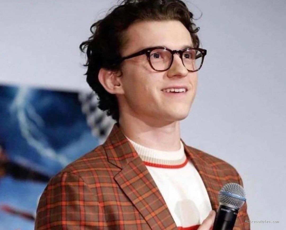 Biodata Tom Holland: Agama, Keluarga, Pacar, Fakta dan Karir