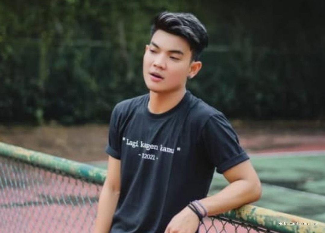 Biodata Tri Suaka: Agama, Keluarga, Pacar, Fakta dan Karir Biodata Tri Suaka: Agama, Keluarga, Pacar, Fakta dan Karir