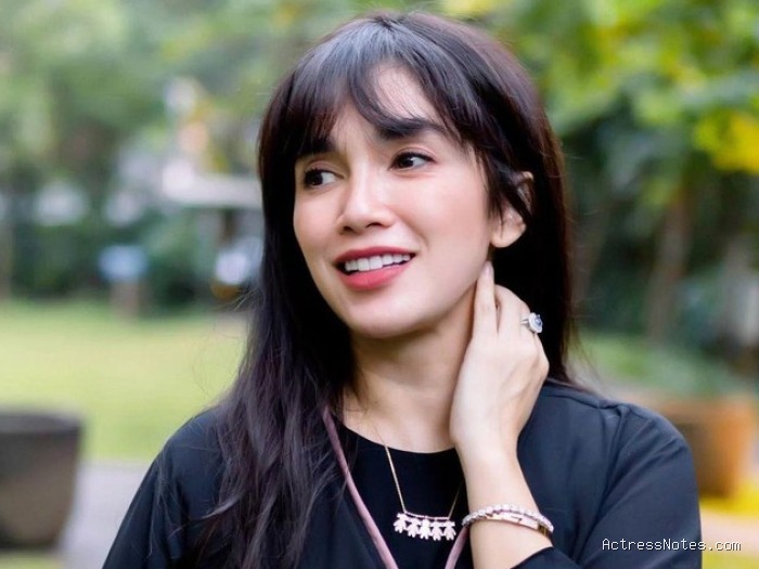 Biodata Ussy Sulistiawaty: Agama, Keluarga, Pacar, Fakta dan Karir