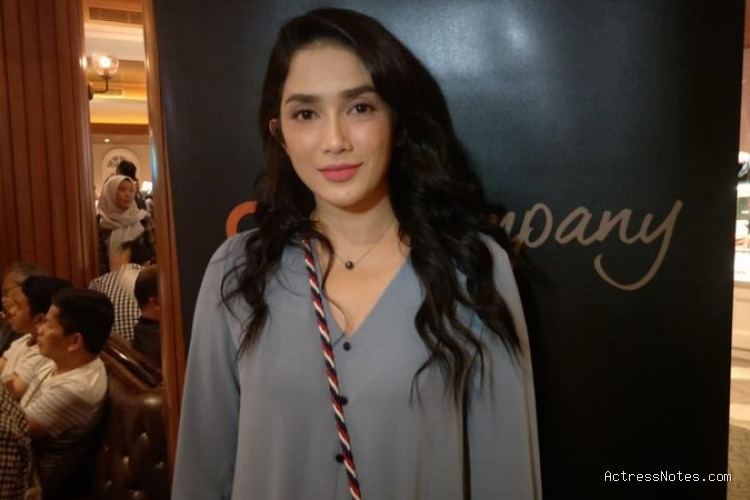 Biodata Ussy Sulistiawaty: Agama, Keluarga, Pacar, Fakta dan Karir