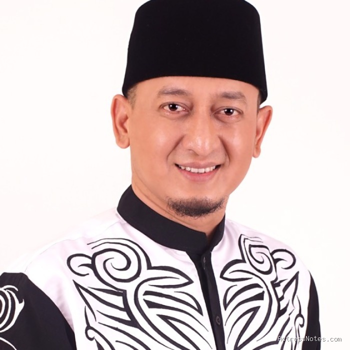 Ustadz Zacky Mirza: Agama, Keluarga, Pasangan, Fakta & Karir