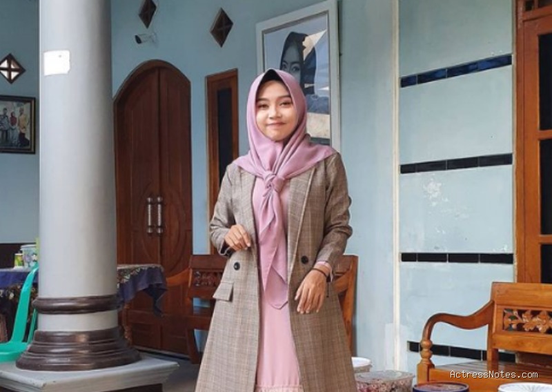 Biodata Ustadzah Mumpuni: Agama, Keluarga, Pasangan, Fakta dan Karir
