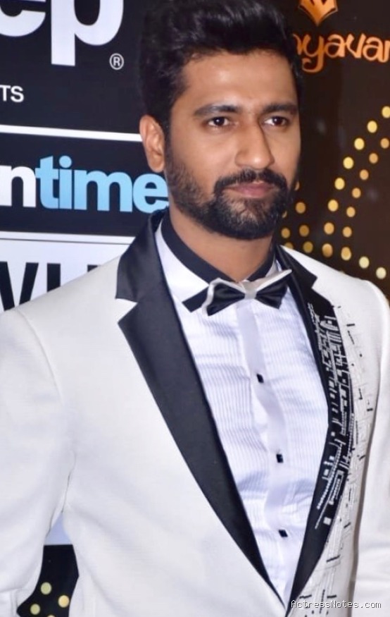 Biodata Vicky Kaushal: Agama, Keluarga, Pacar, Fakta dan Karir