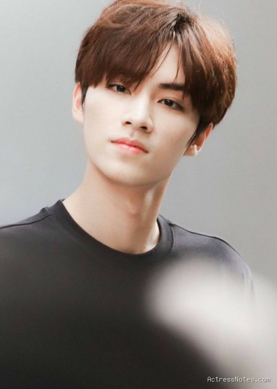 Biodata Xiao Jun: Agama, Keluarga, Pacar, Fakta dan Karir