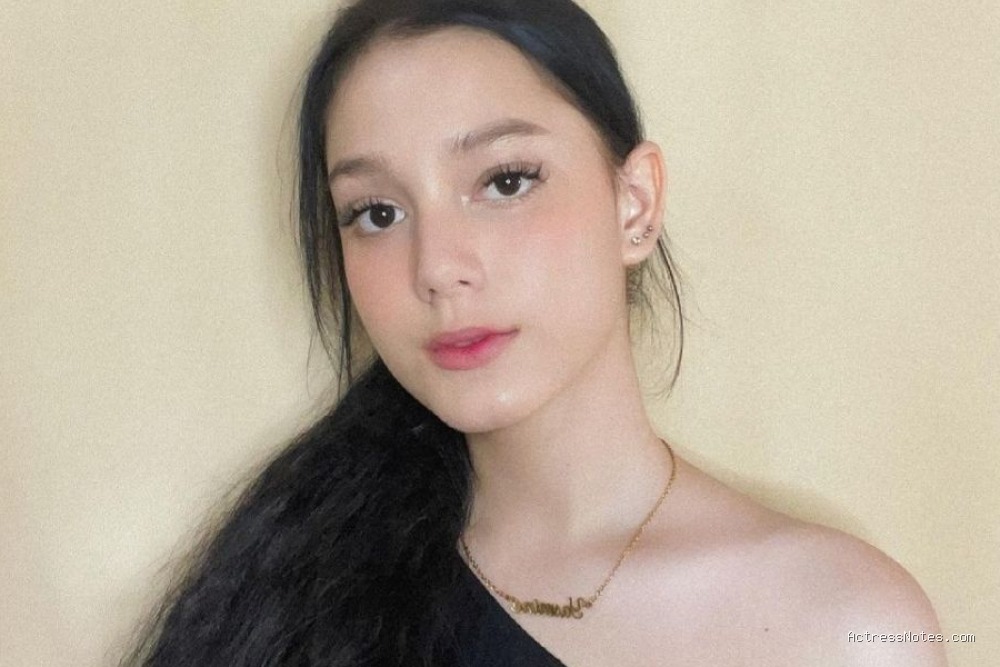 Biodata Yasmine Ow: Agama, Keluarga, Pacar, Fakta dan Karir