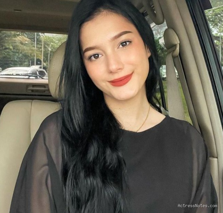 Biodata Yasmine Ow: Agama, Keluarga, Pacar, Fakta dan Karir