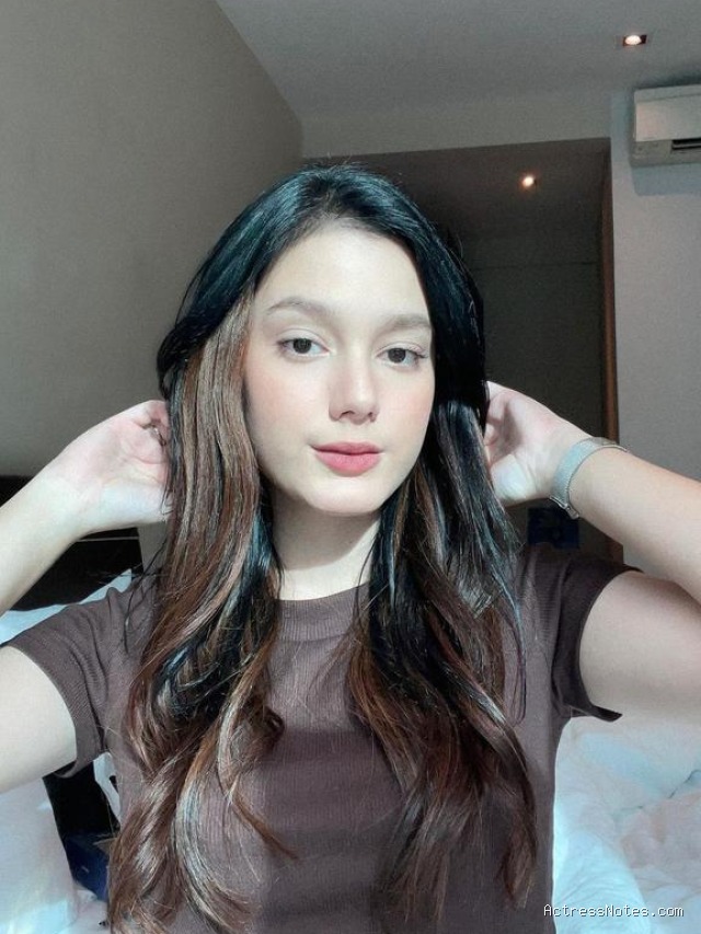 Biodata Yasmine Ow: Agama, Keluarga, Pacar, Fakta dan Karir