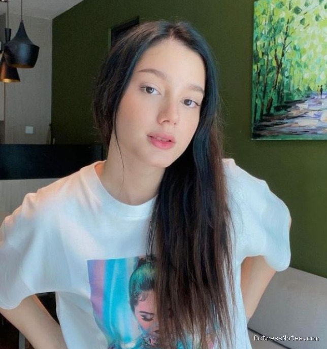 Biodata Yasmine Ow: Agama, Keluarga, Pacar, Fakta dan Karir