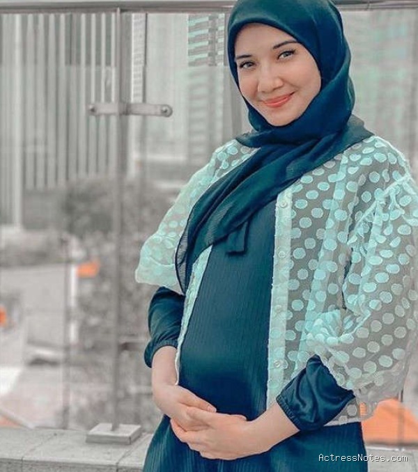 Biodata Zaskia Sungkar: Agama, Keluarga, Pacar, Fakta dan Karir Biodata Zaskia Sungkar: Agama, Keluarga, Pacar, Fakta dan Karir
