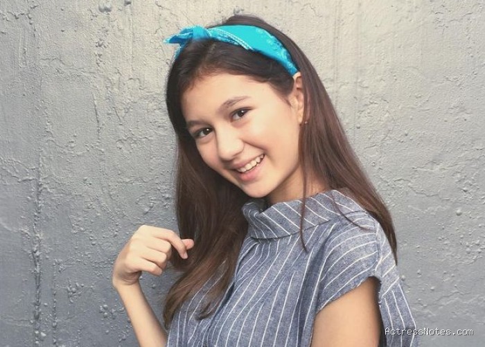 Biodata Zoe Abbas Jackson: Agama, Keluarga, Pacar, Fakta dan Karir