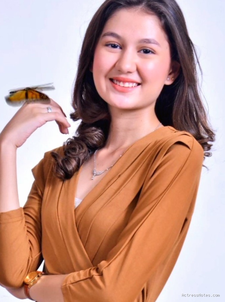 Biodata Zoe Abbas Jackson: Agama, Keluarga, Pacar, Fakta dan Karir