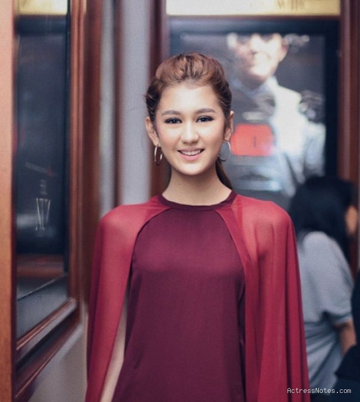 Biodata Zoe Abbas Jackson: Agama, Keluarga, Pacar, Fakta dan Karir