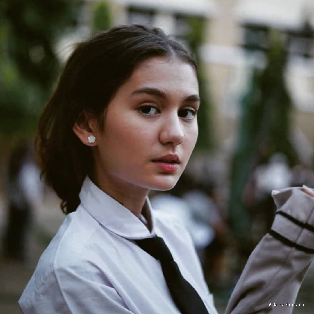 Biodata Zoe Abbas Jackson: Agama, Keluarga, Pacar, Fakta dan Karir