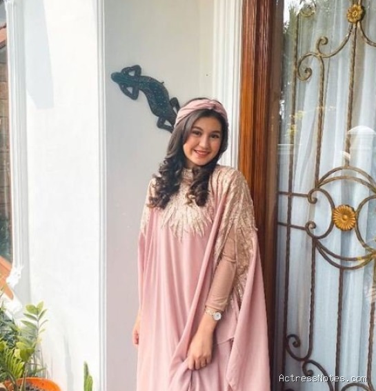 Biodata Zoe Abbas Jackson: Agama, Keluarga, Pacar, Fakta dan Karir