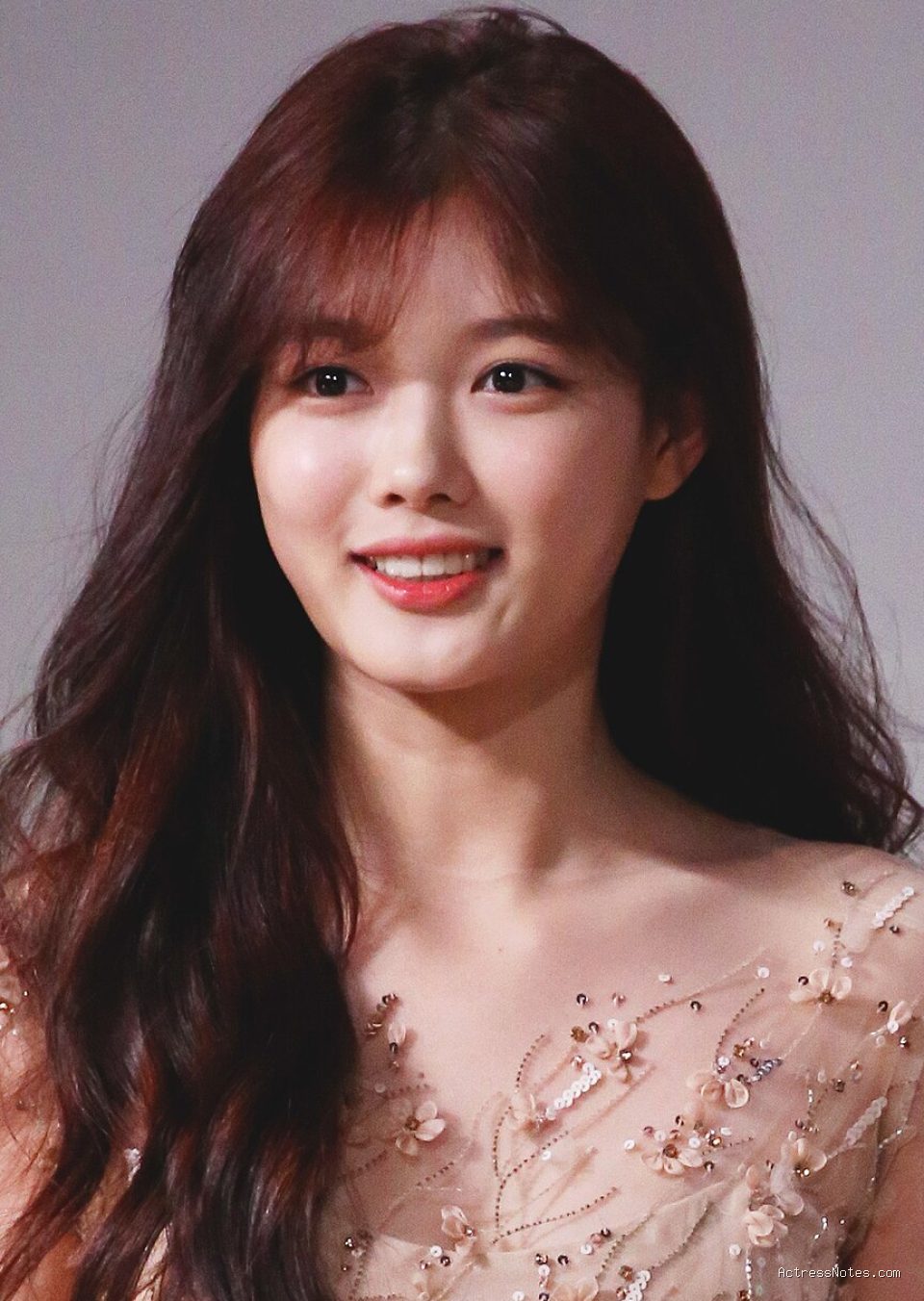 Profil dan Biodata Kim Yoo Jung, Karier dari Cilik hingga Bintang Top