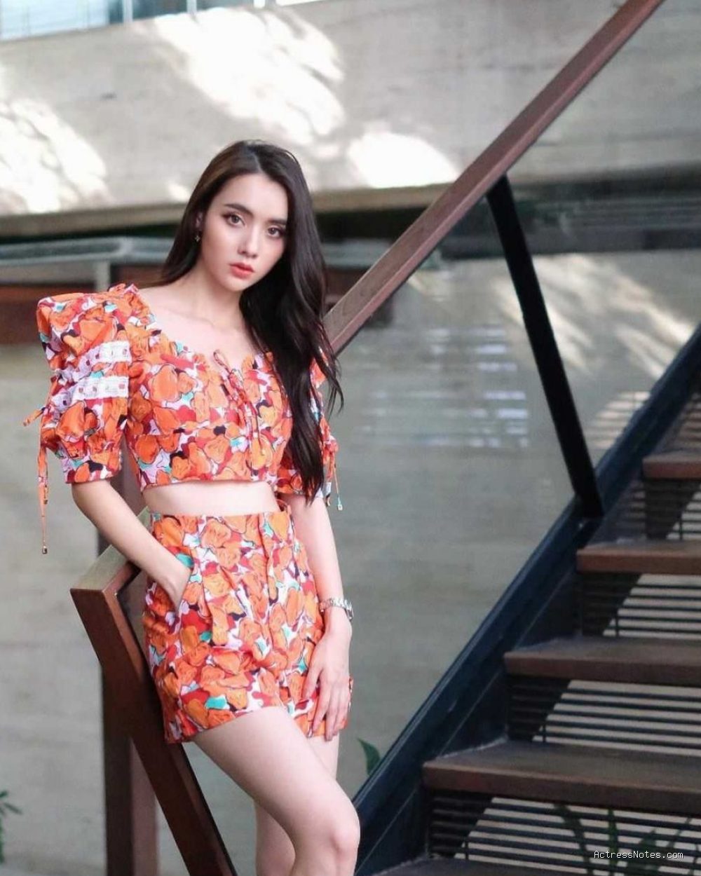 Profil dan Biodata Mookda Narinrak: Karier Aktris dan Model