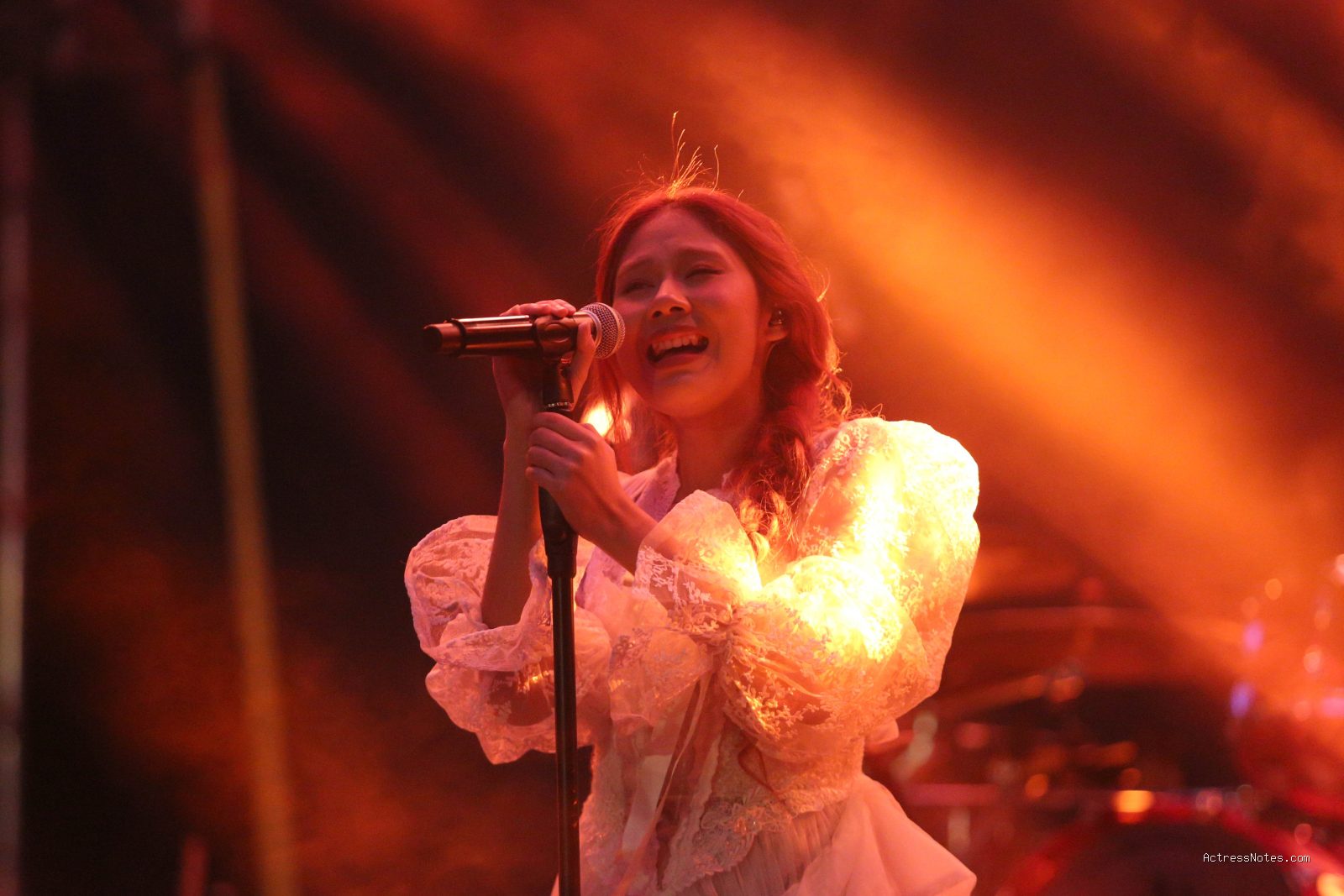 Photo by katadata.co.id - Profil dan Biodata Nadin Amizah, Perjalanan Karier Musisi Indie