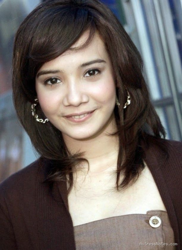 Profil dan Biodata Zaskia Sungkar: Karier Hiburan hingga Desainer