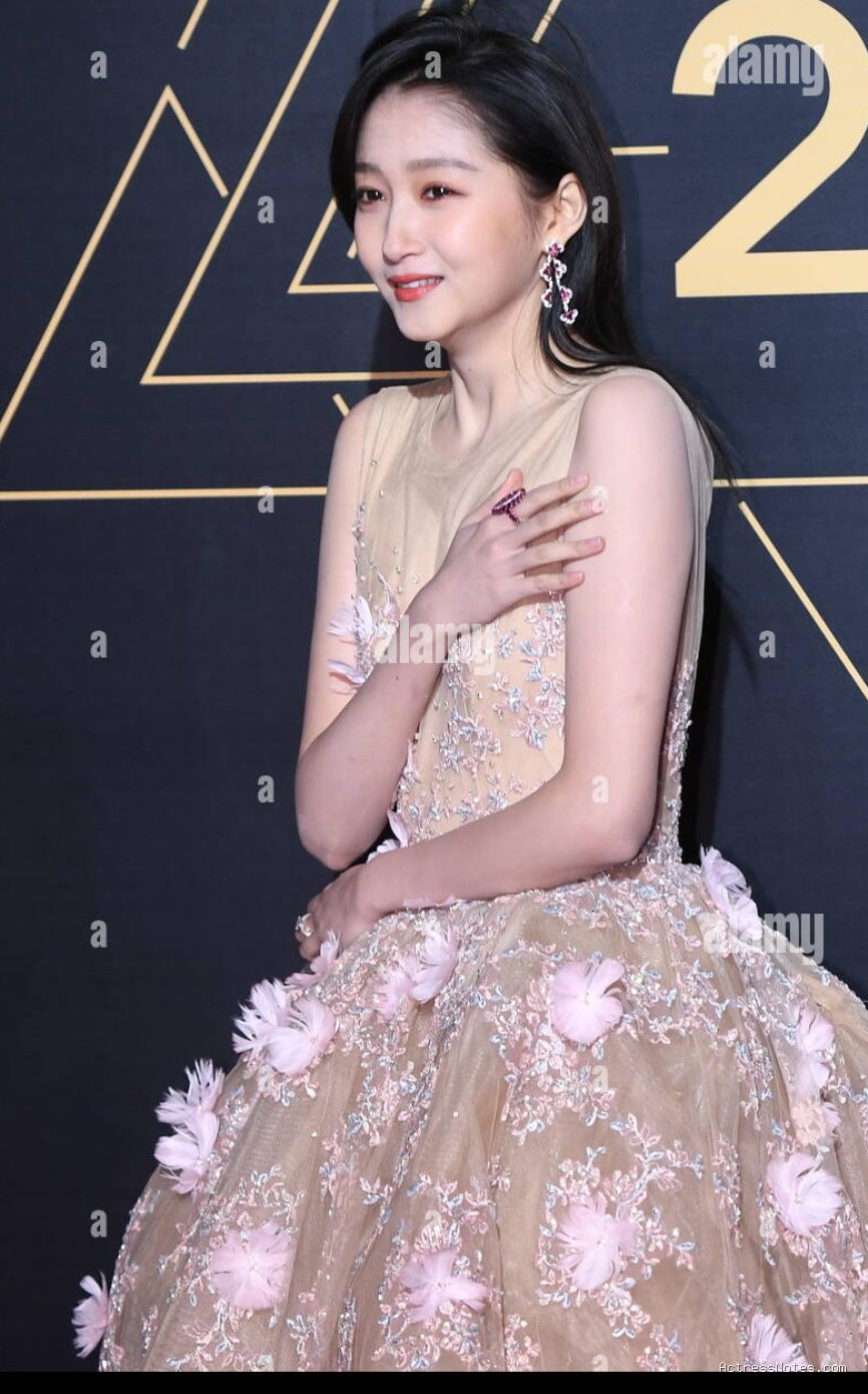 Profil dan Perjalanan Karier Guan Xiaotong, Si Nation Daughter