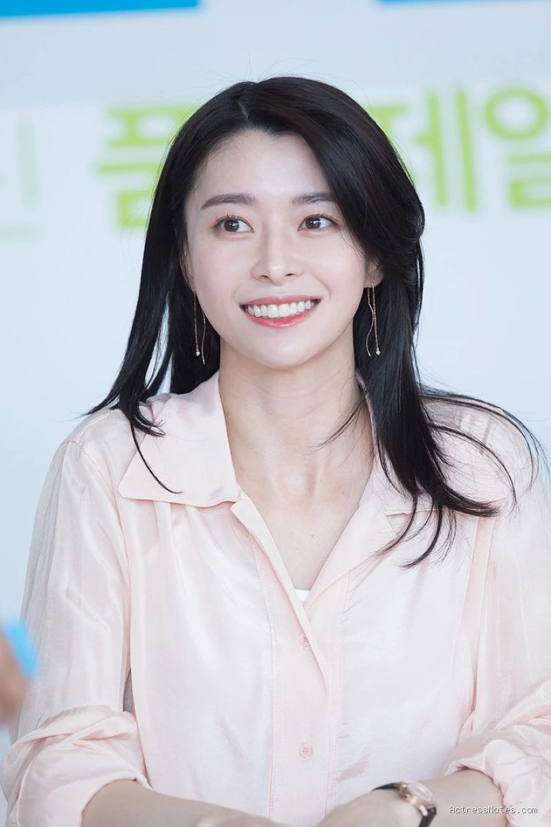 Photo by kdramastars.com - Profil dan Perjalanan Karier Kwon Nara: Dari Idola hingga Aktris