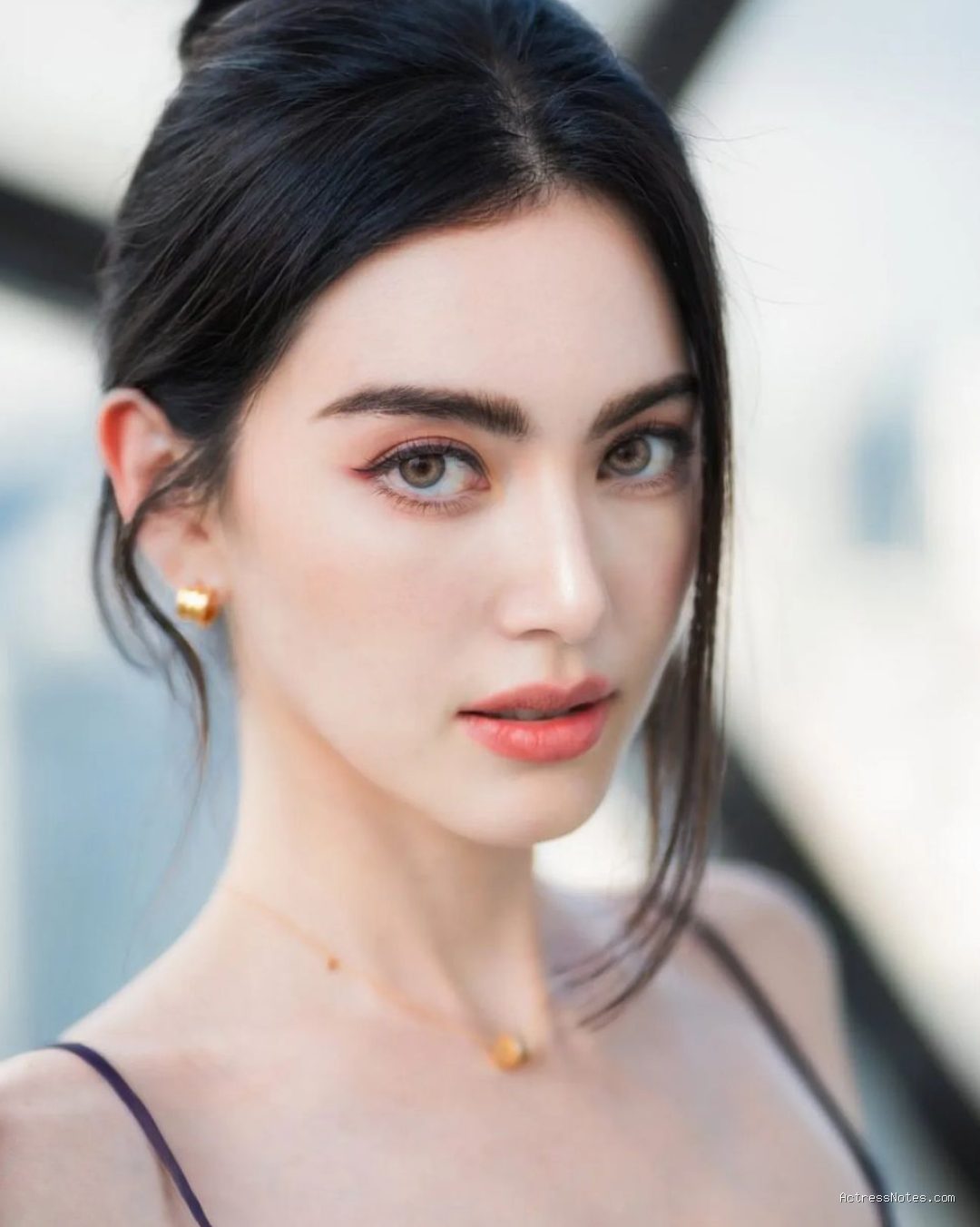 Photo by pinterest.com - Profil dan Perjalanan Karier Mai Davika Hoorne di Film Horor Komedi