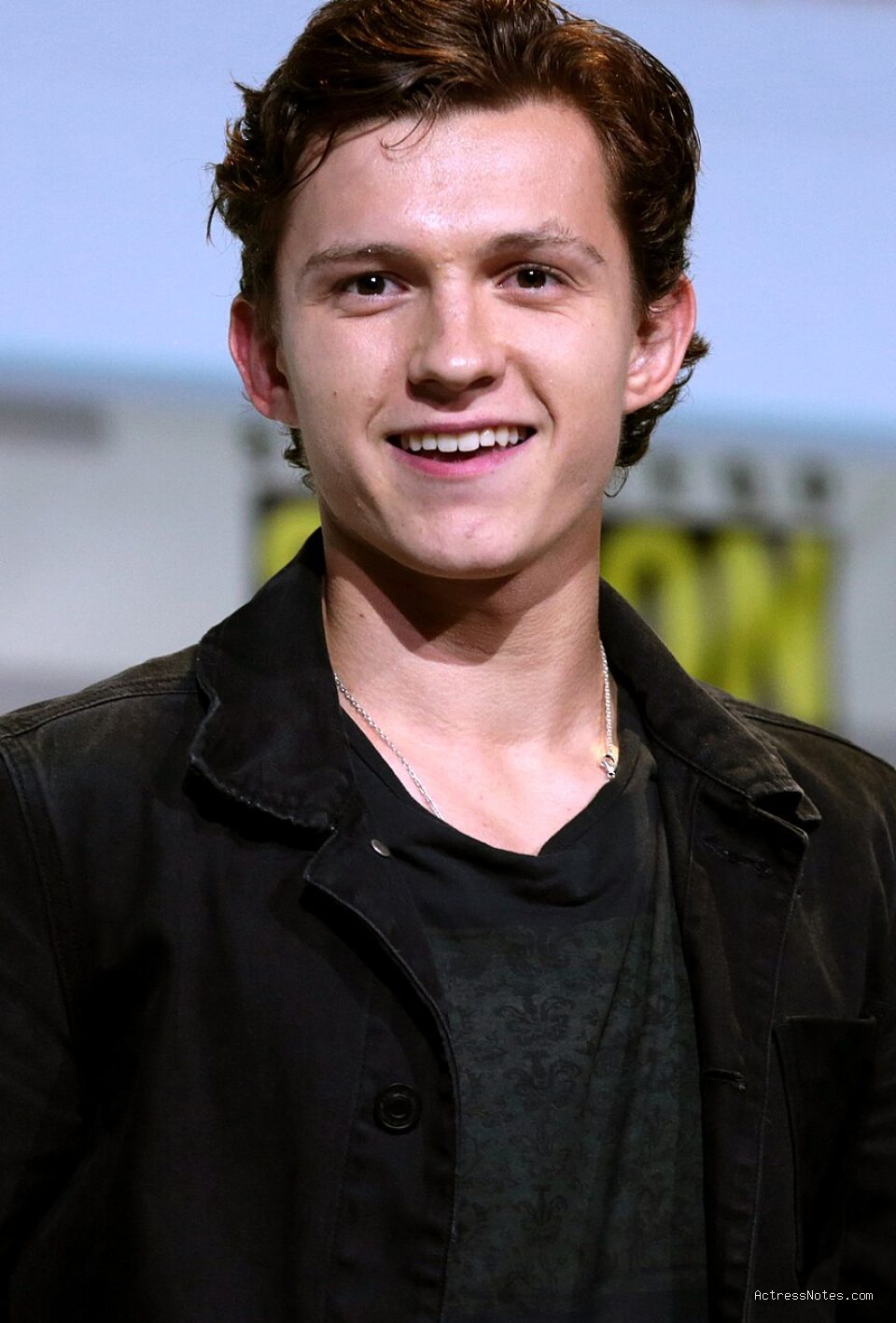 Photo by pl.wikipedia.org - Profil dan Perjalanan Karier Tom Holland: Dari Teater ke Film