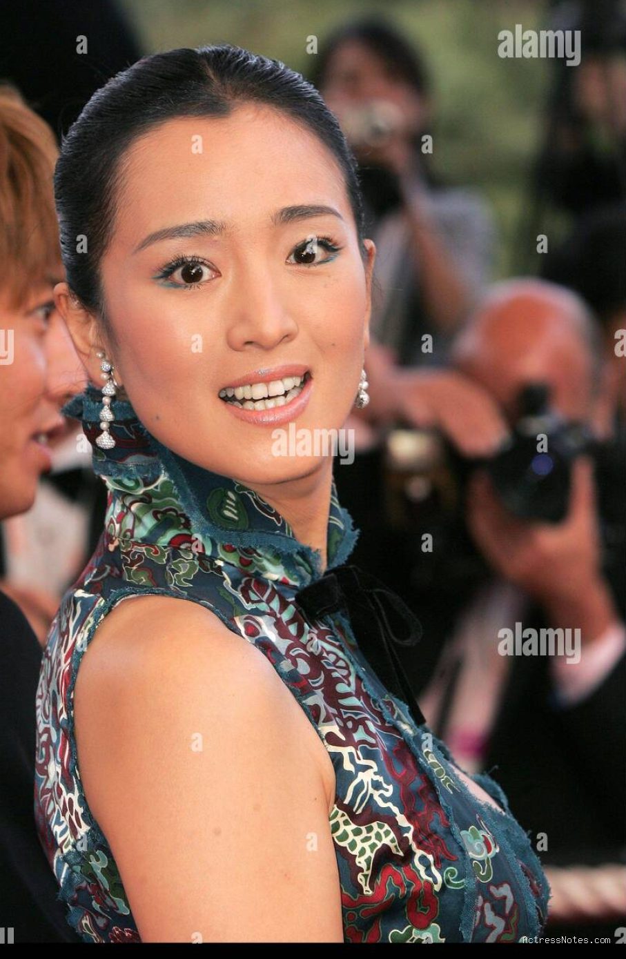 Profil Gong Li: Biodata Lengkap dan Prestasi di Film Internasional