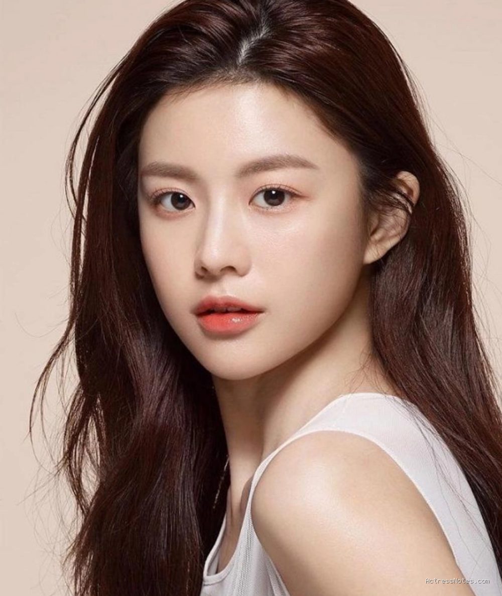 Profil Lengkap Go Yoon Jung: Karier, Agama, dan Akun Instagram