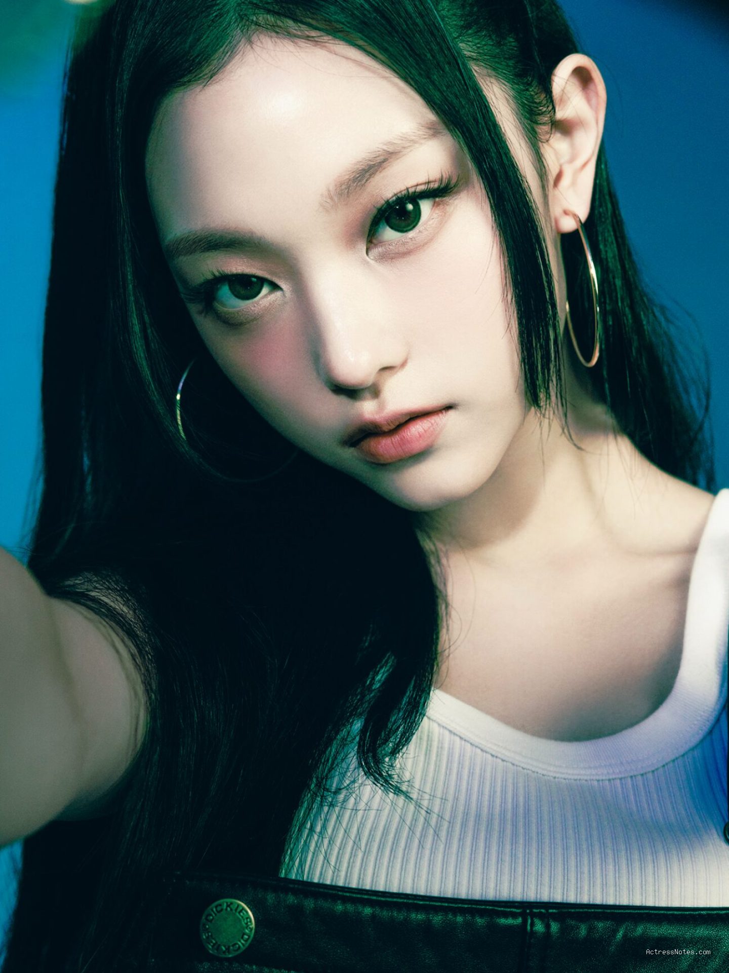 Photo by koreaboo.com - Profil Lengkap Haerin NewJeans: Biodata hingga Karier Brand Global