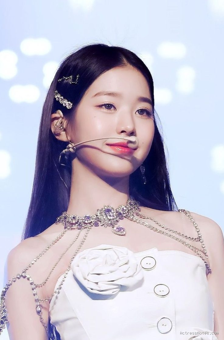 Profil Lengkap Jang Won Young IVE: Perjalanan Karier dan Gaya Fesyen