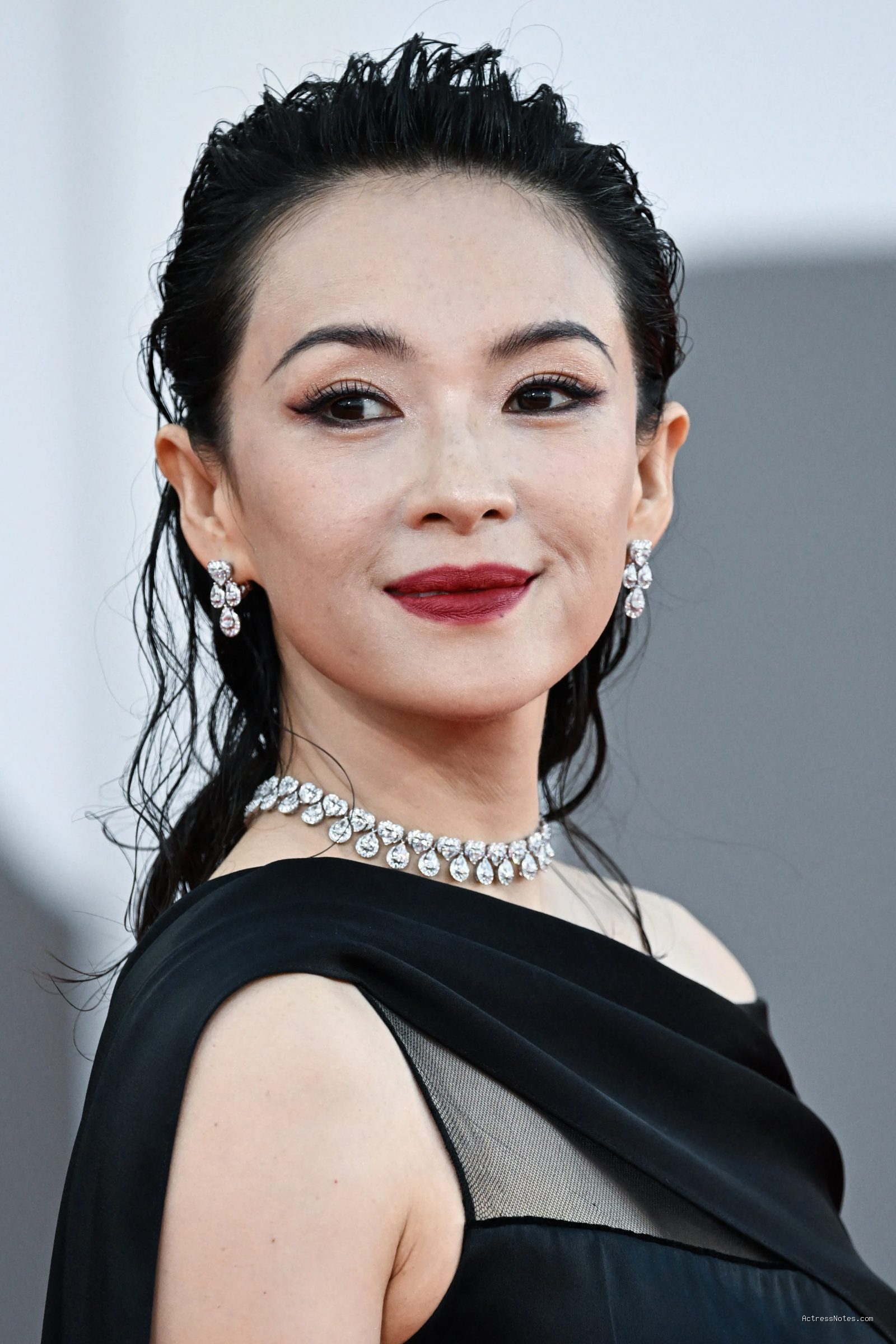 Profil Lengkap Zhang Ziyi dan Perjalanan Karier Film Bela Diri