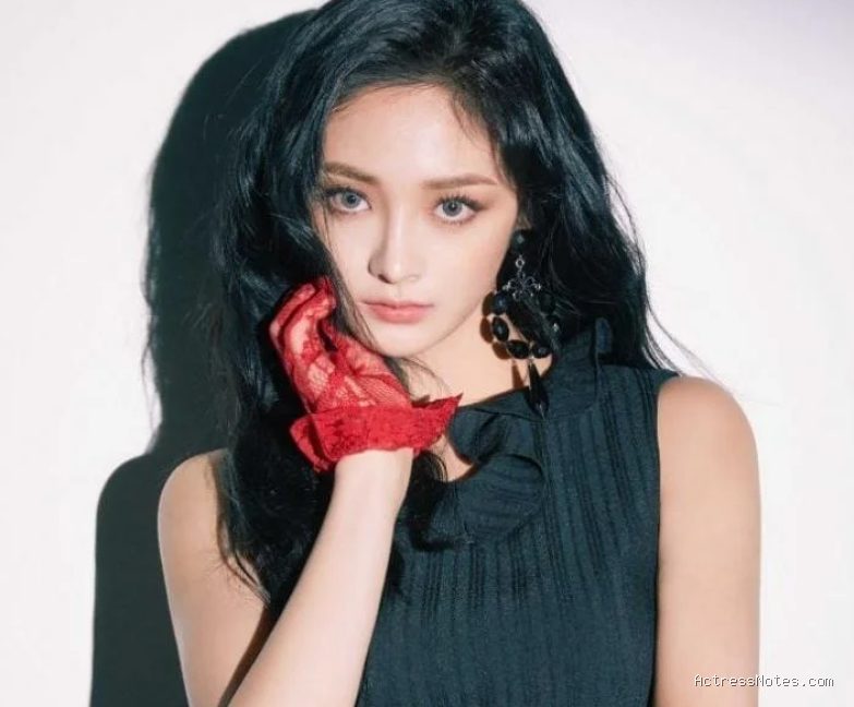 Profil Lengkap Zhou Jieqiong: Karier Musik dan Aktingnya