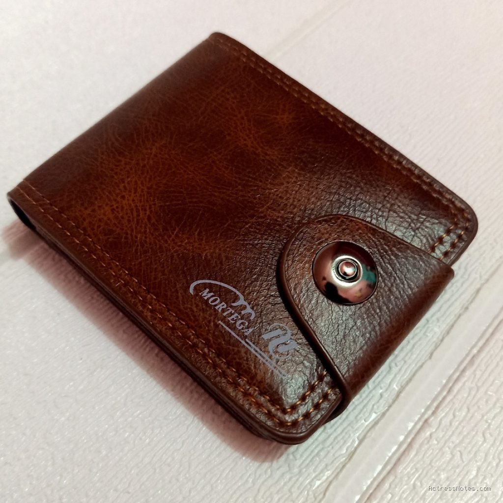 Photo by shopee.co.id - Brand Dompet Lipat Kulit Mungil Elegan yang Kerap Masuk Cuplikan Close Up