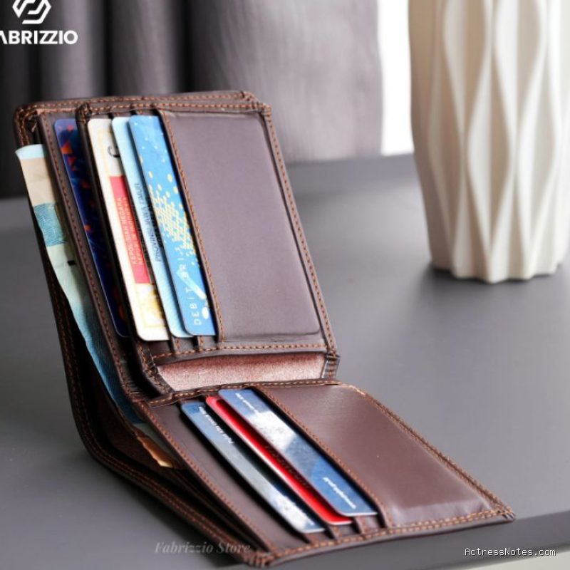 Brand Dompet Lipat Kulit Mungil Elegan yang Kerap Masuk Cuplikan Close Up