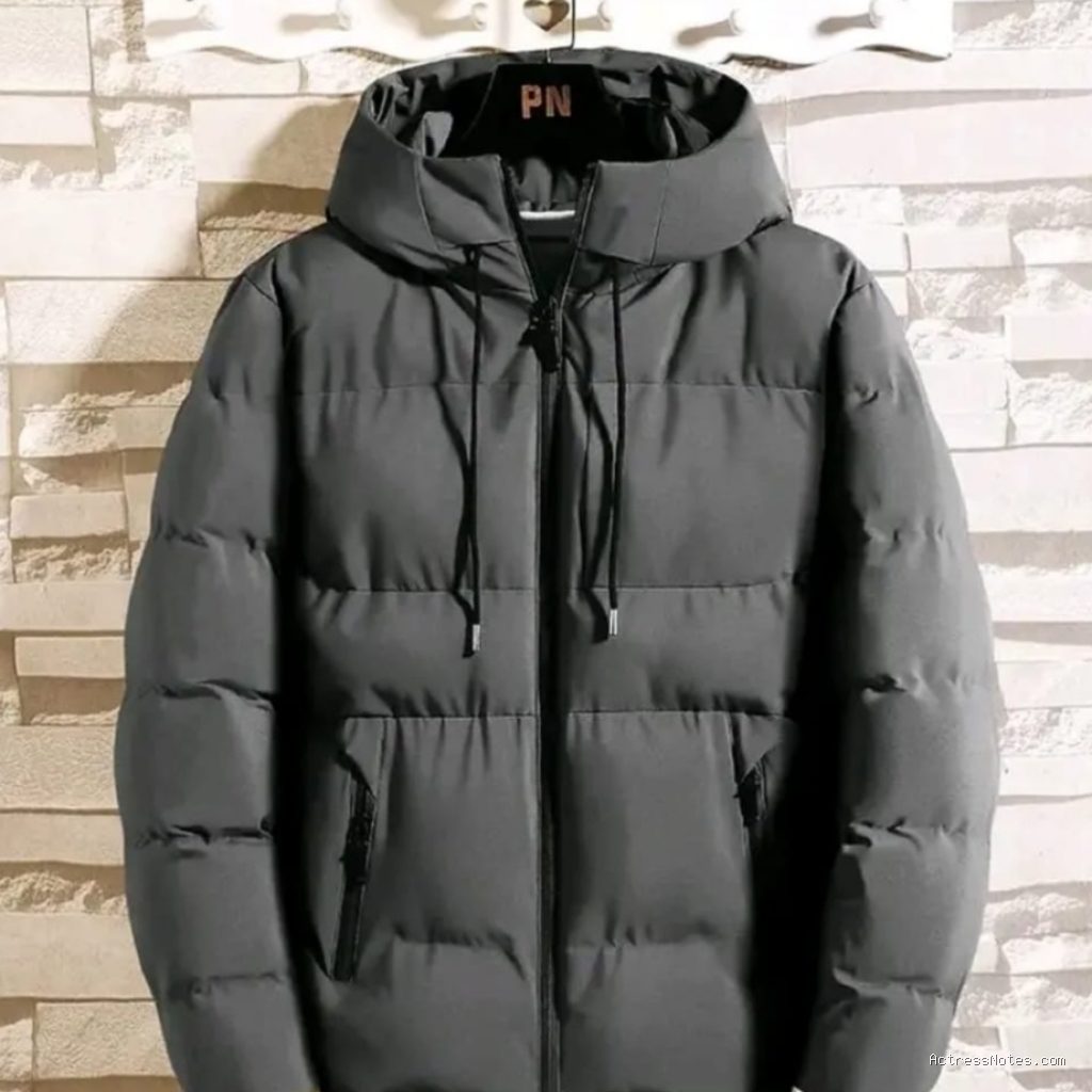 Photo by shopee.co.id - Brand Jaket Puffer Musim Dingin yang Dipakai Selebriti Korea Saat Syuting Outdoor