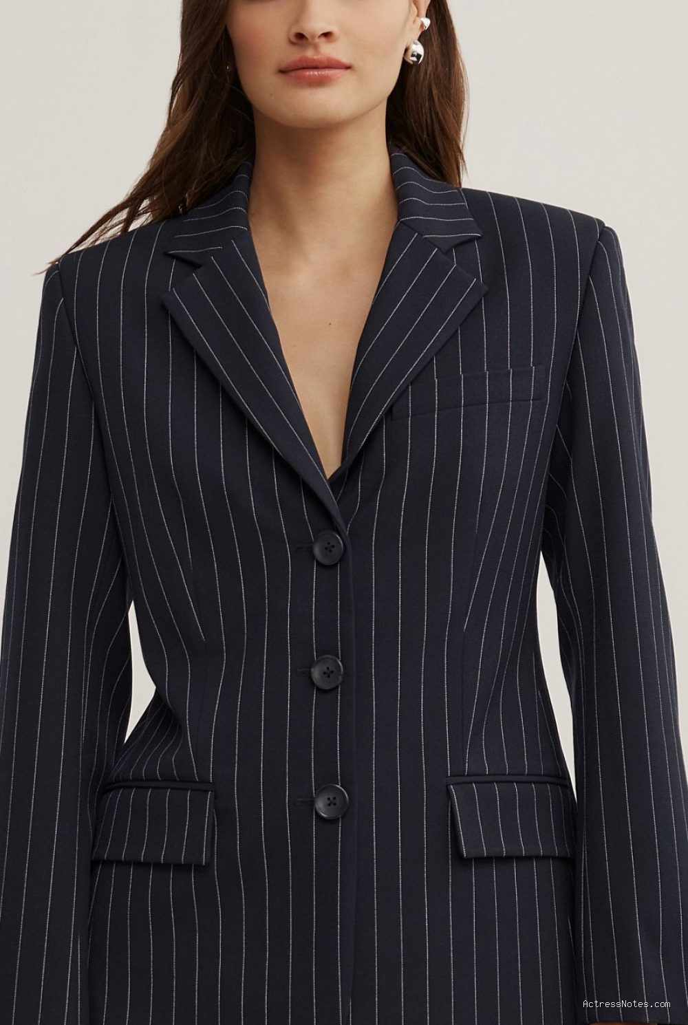 Photo by witchery.com.au - Dupe Blazer Motif Garis Pinstripe Gaya Eksekutif Muda Wanita K-Drama
